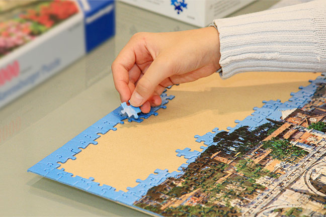Rückwand des Bilderrahmens dient als Unterlage zum puzzeln